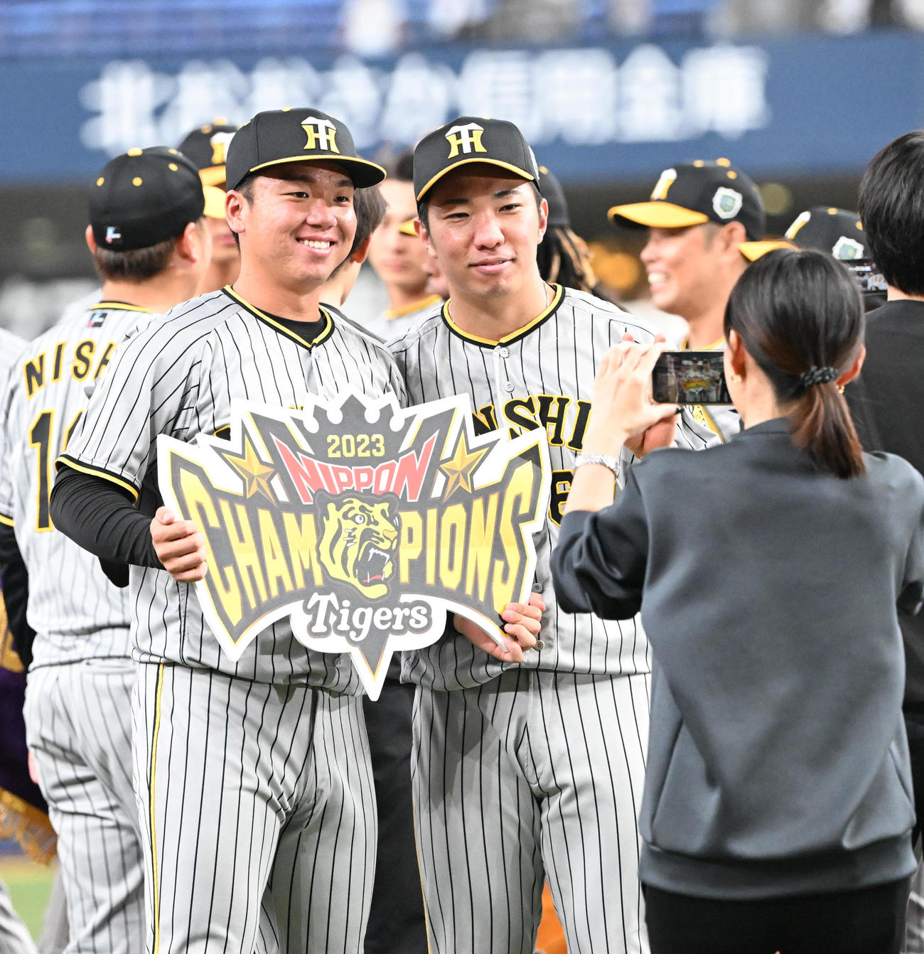 記念撮影する阪神村上（左）と石井（撮影・和賀正仁）