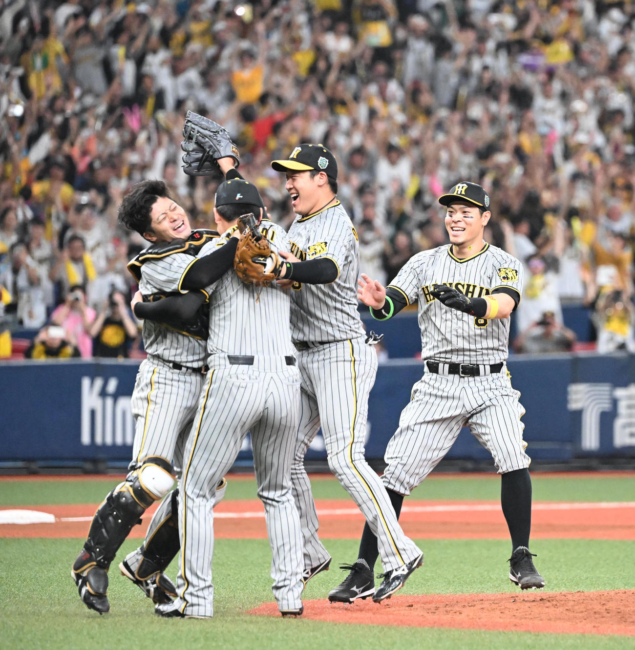 オリックス対阪神　日本一を達成し歓喜の表情でマウンドの輪にに駆け寄る阪神佐藤輝（右）（撮影・和賀正仁）