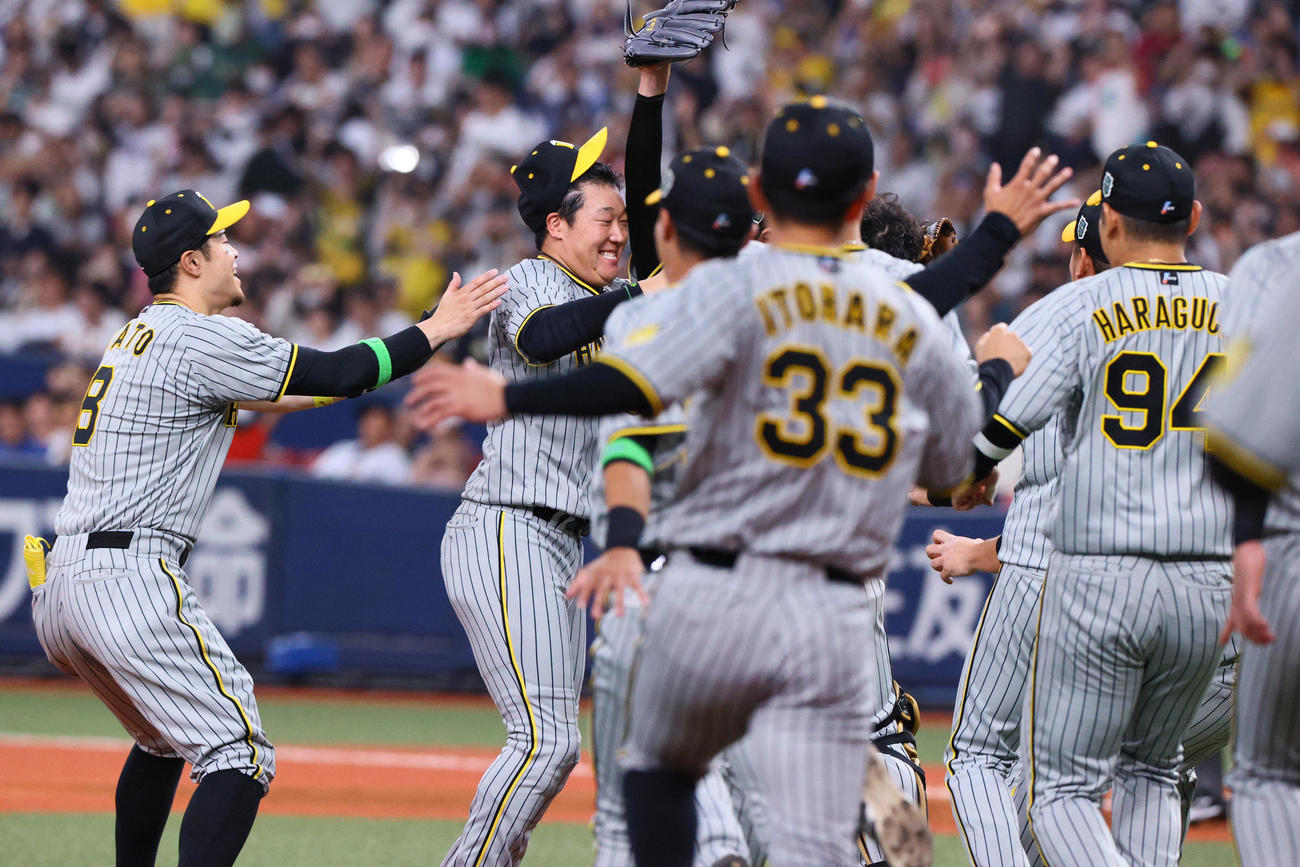 オリックス対阪神　38年ぶり2度目の日本一を決め、歓喜する阪神大山（左から2人目）、佐藤輝（左）らナイン（撮影・上山淳一）