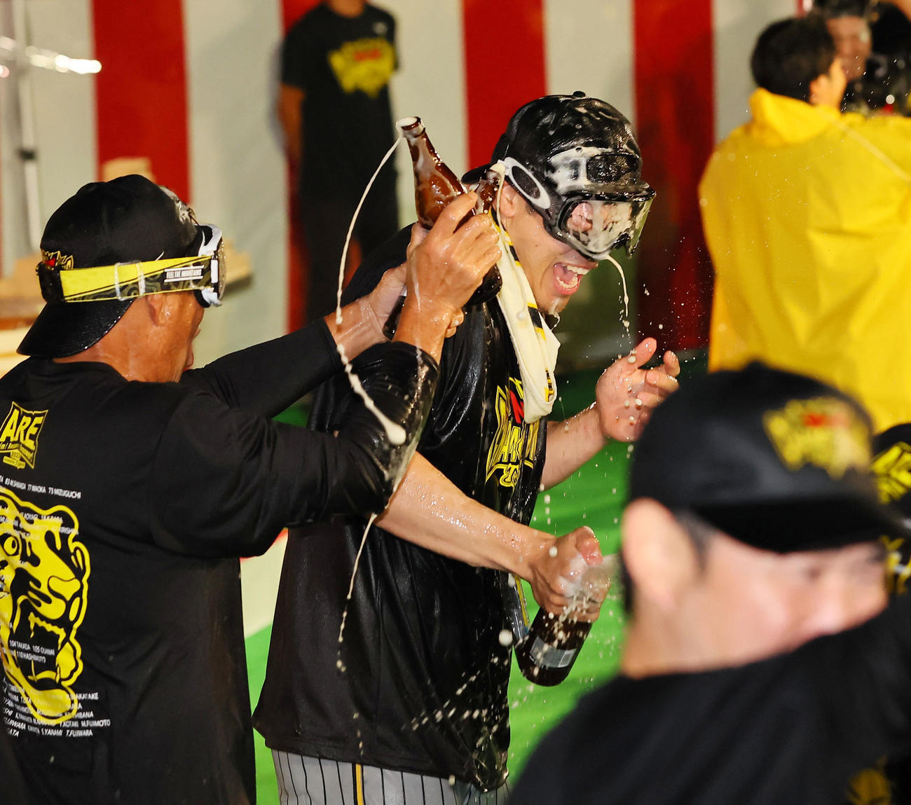 ビールを浴びせられる阪神佐藤輝（撮影・上田博志）