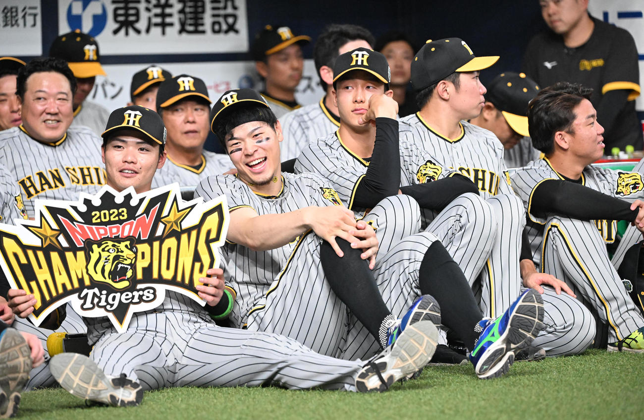 笑顔で表彰式を見る阪神佐藤輝ら（撮影・和賀正仁）