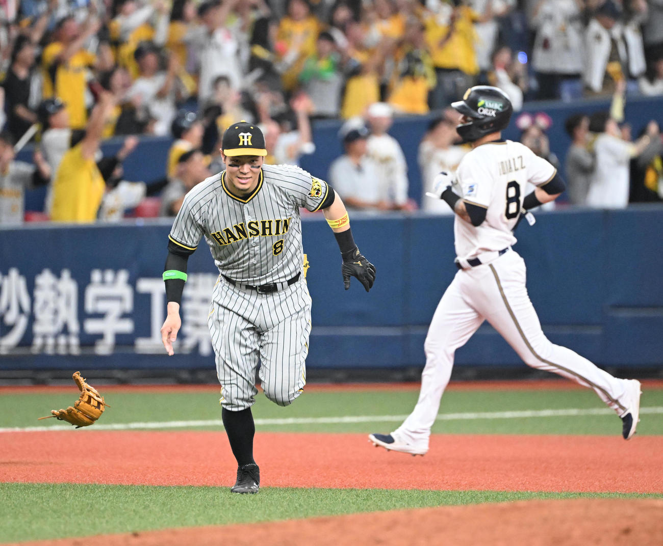 オリックス対阪神　日本一を達成し歓喜の表情でマウンドの輪にに駆け寄る阪神佐藤輝（撮影・和賀正仁）