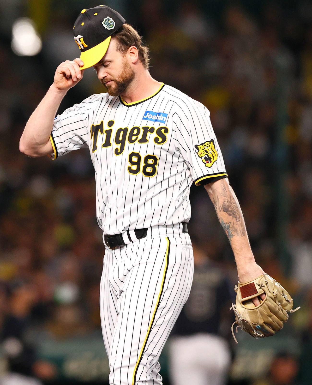 日本シリーズ第3戦で6回に登板も追加点を許し、浮かない表情でベンチに戻る阪神ブルワー