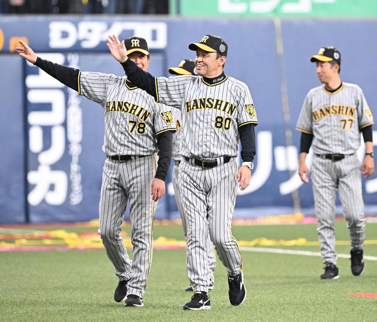 日本一に輝き、ファンの声援に手を振って応える岡田監督ら（撮影・和賀正仁）