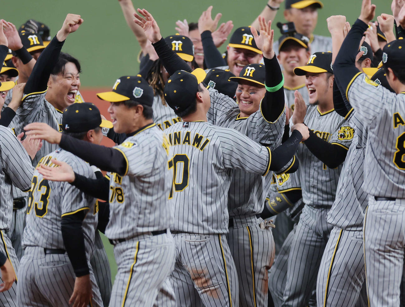 オリックス対阪神　38年ぶりの日本一を達成し歓喜する森下（中央）ら阪神の選手たち（撮影・前田充）