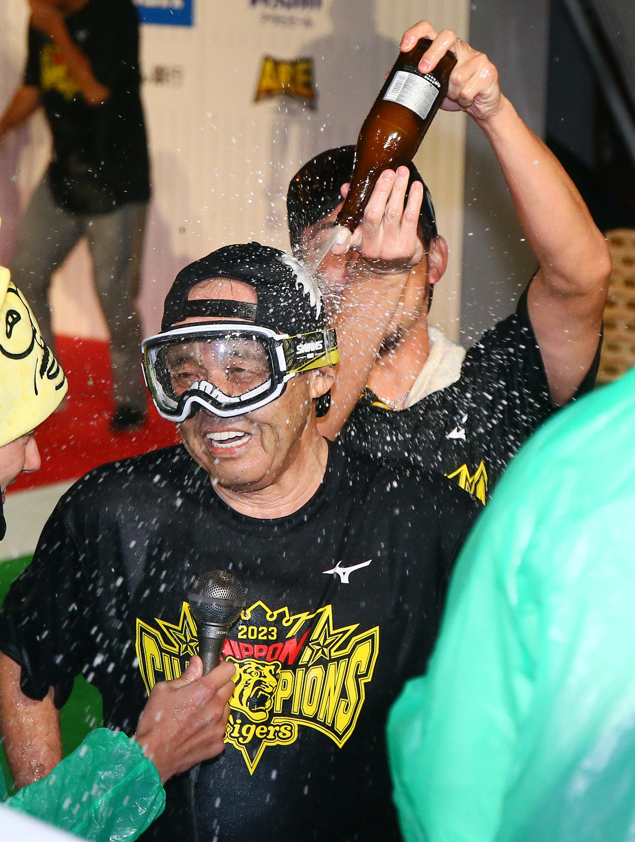 祝勝会でビールをかけられる阪神岡田監督（撮影・上山淳一）