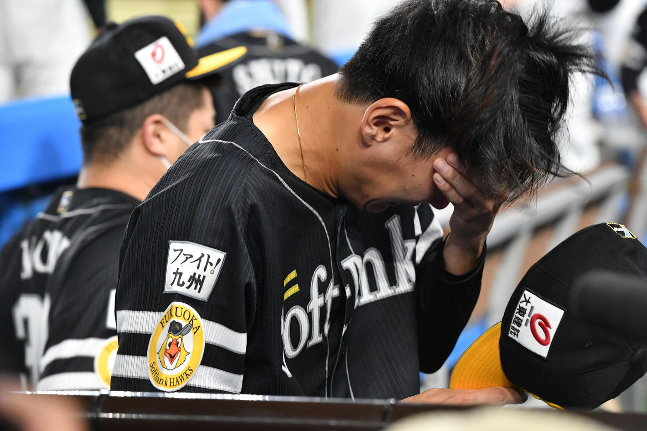 ロッテ対ソフトバンク　逆転負けでリーグ優勝を逃し、泣き崩れる泉（2022年10月2日撮影）