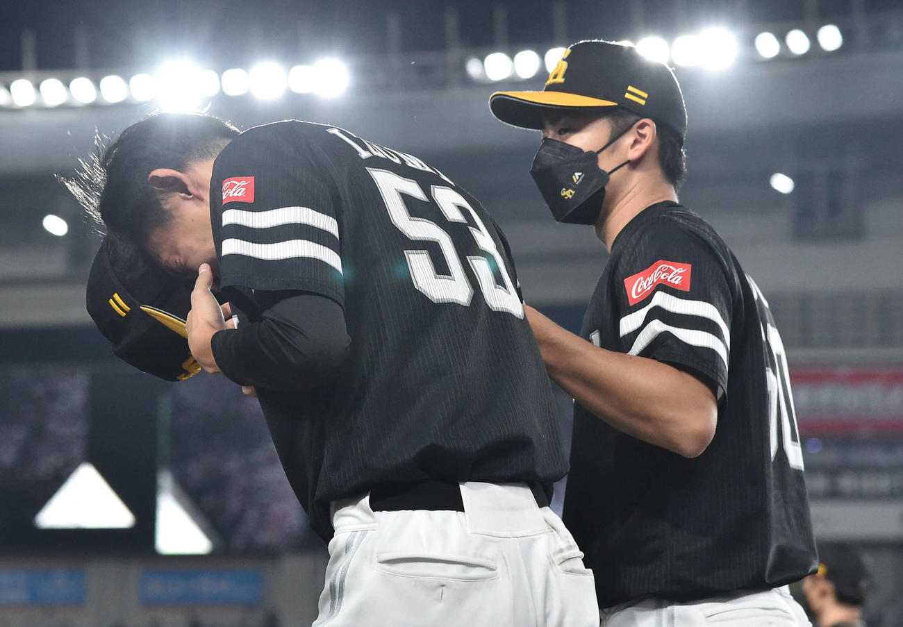 ロッテ対ソフトバンク　逆転負けでリーグ優勝を逃し、泣き崩れる泉。右はなだめる板東（2022年10月2日撮影）
