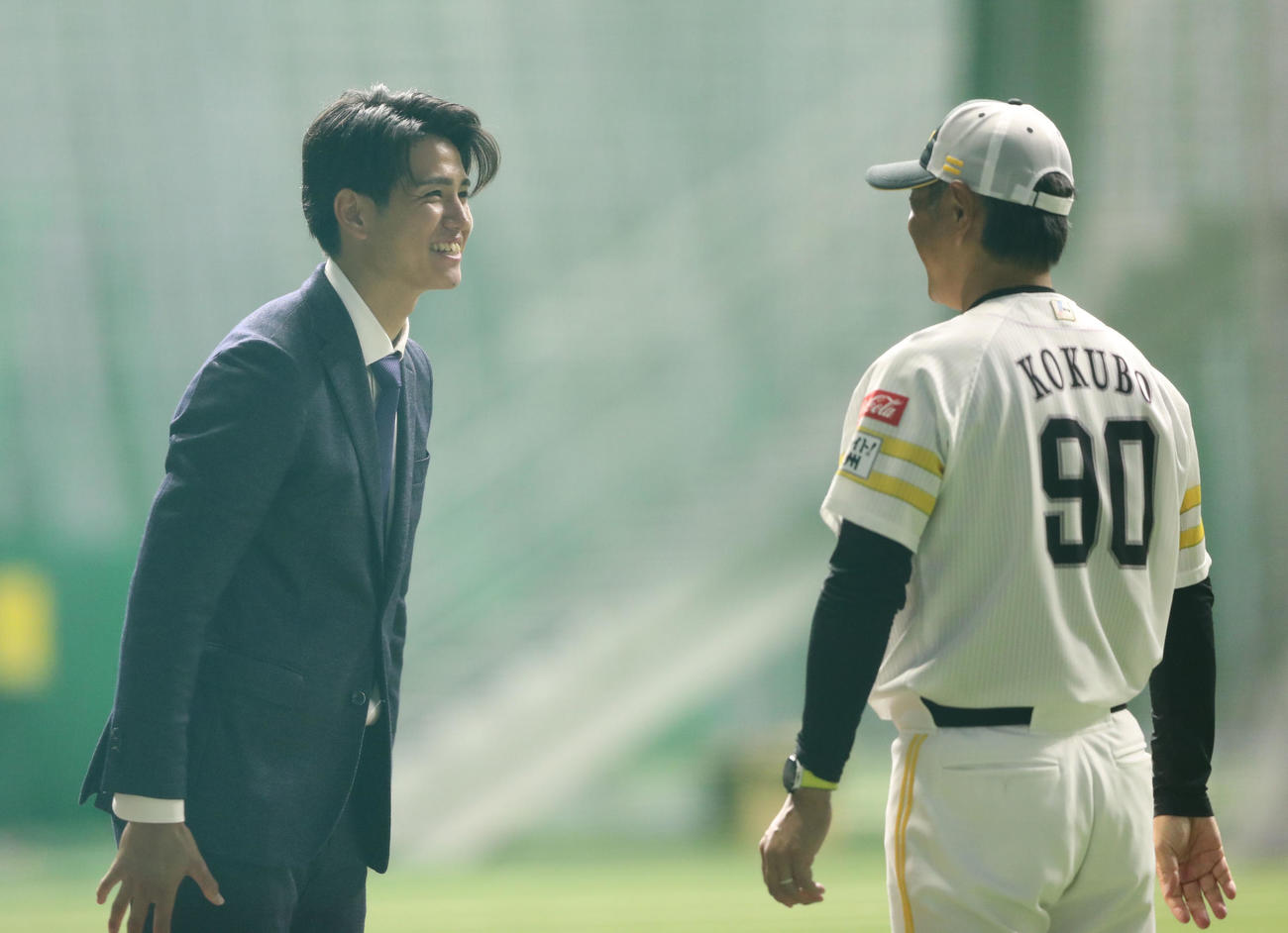 巨人へのトレードが決まり、小久保監督にあいさつする高橋（撮影・梅根麻紀）
