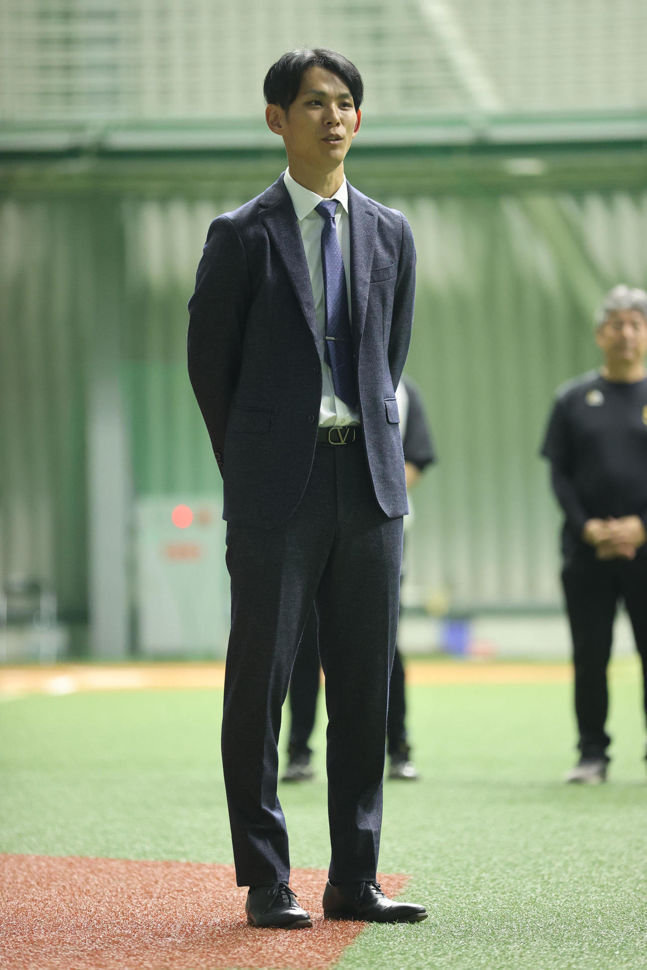 巨人へのトレードが決まり、ナインにあいさつする泉（撮影・梅根麻紀）
