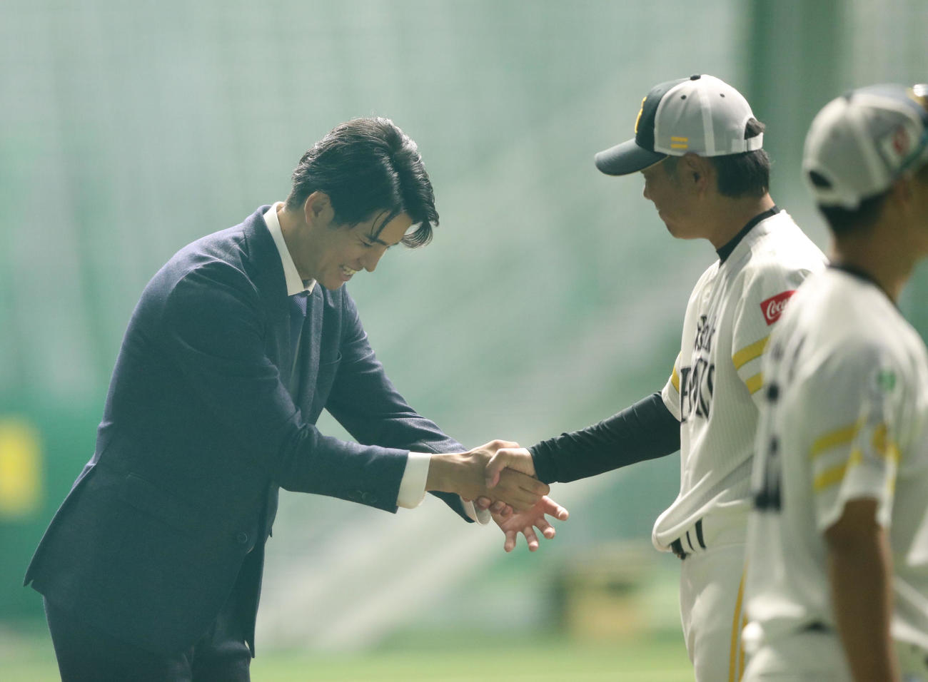 巨人へのトレードが決まり、小久保監督にあいさつする高橋（撮影・梅根麻紀）