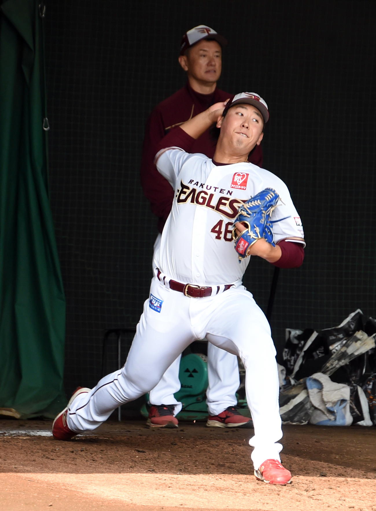 ブルペンで投げ込む楽天藤平（手前）と石井コーチ（撮影・山田愛斗）