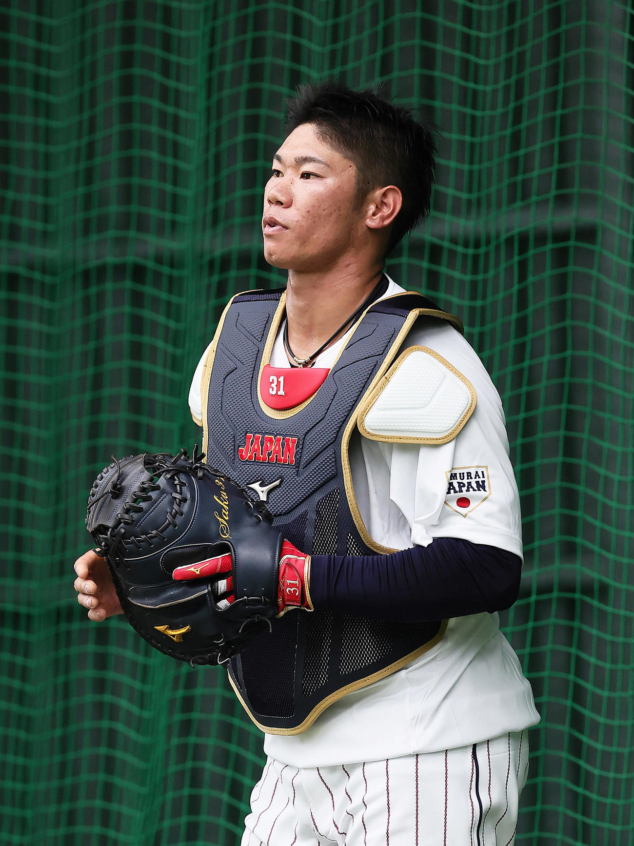 隅田のブルペン捕手を務めた坂倉（撮影・足立雅史）