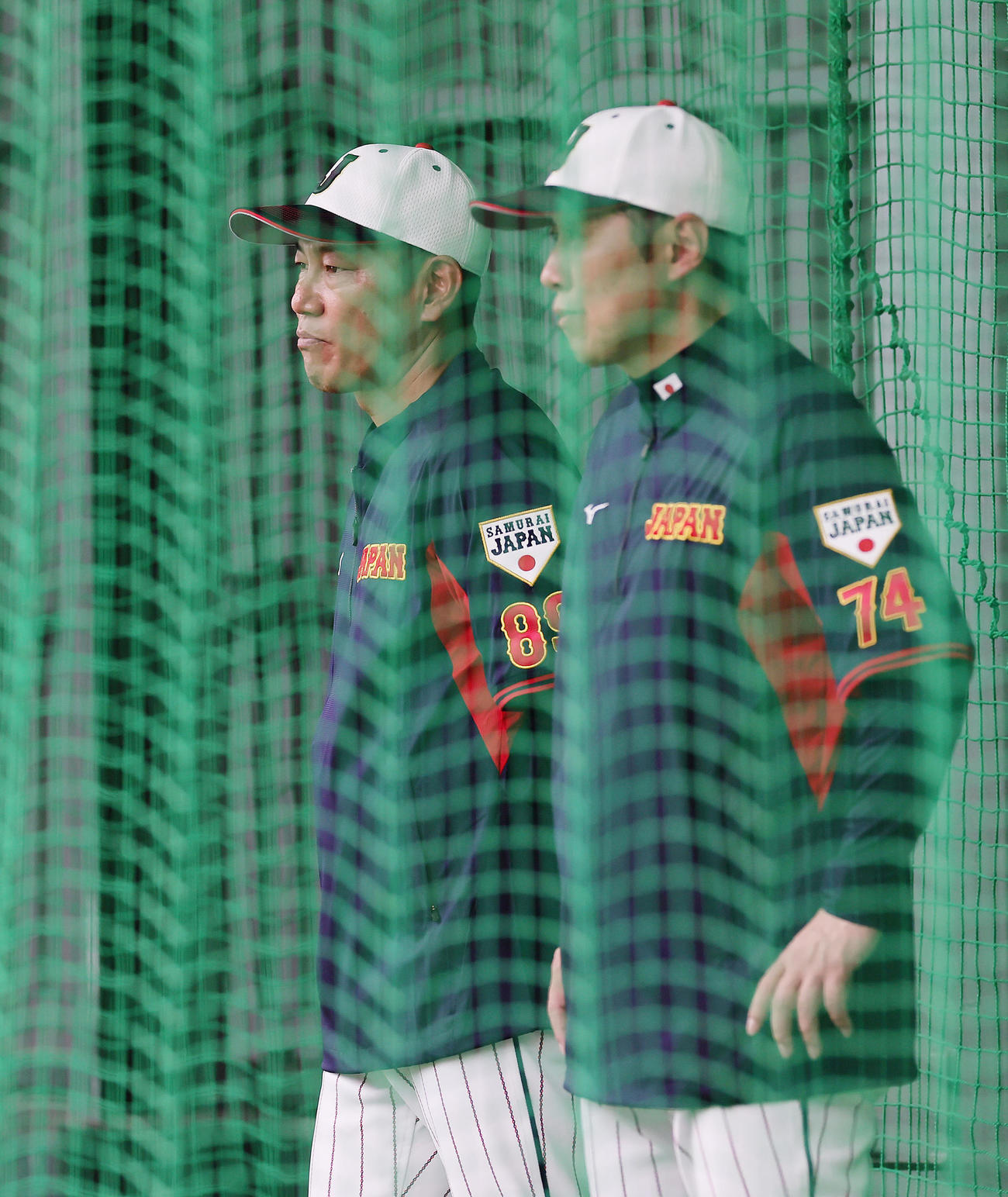 ブルペン投球する隅田を見つめる井端監督（左）（撮影・足立雅史）