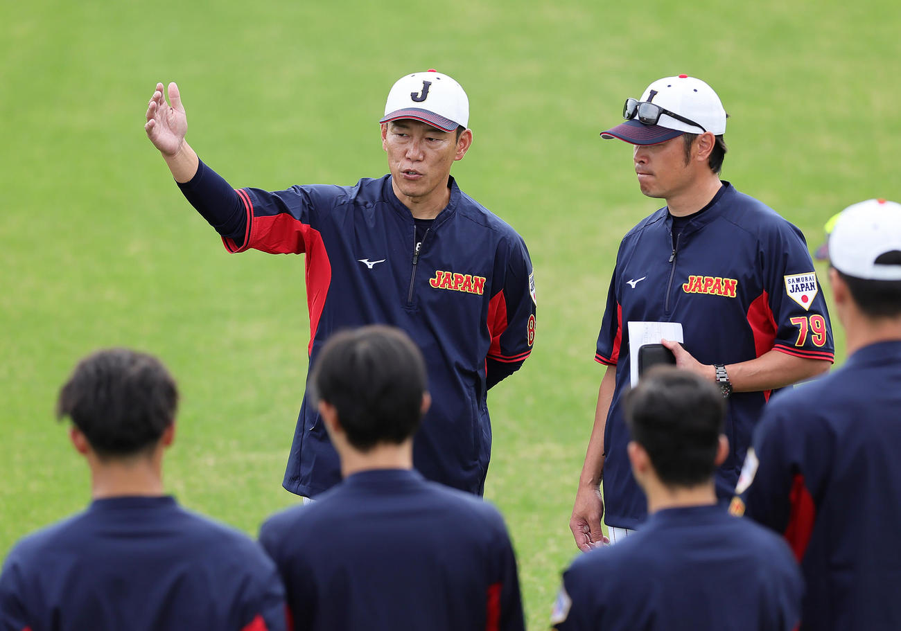 キャンプを始動し、選手らを前に話す侍ジャパン井端監督（撮影・足立雅史）
