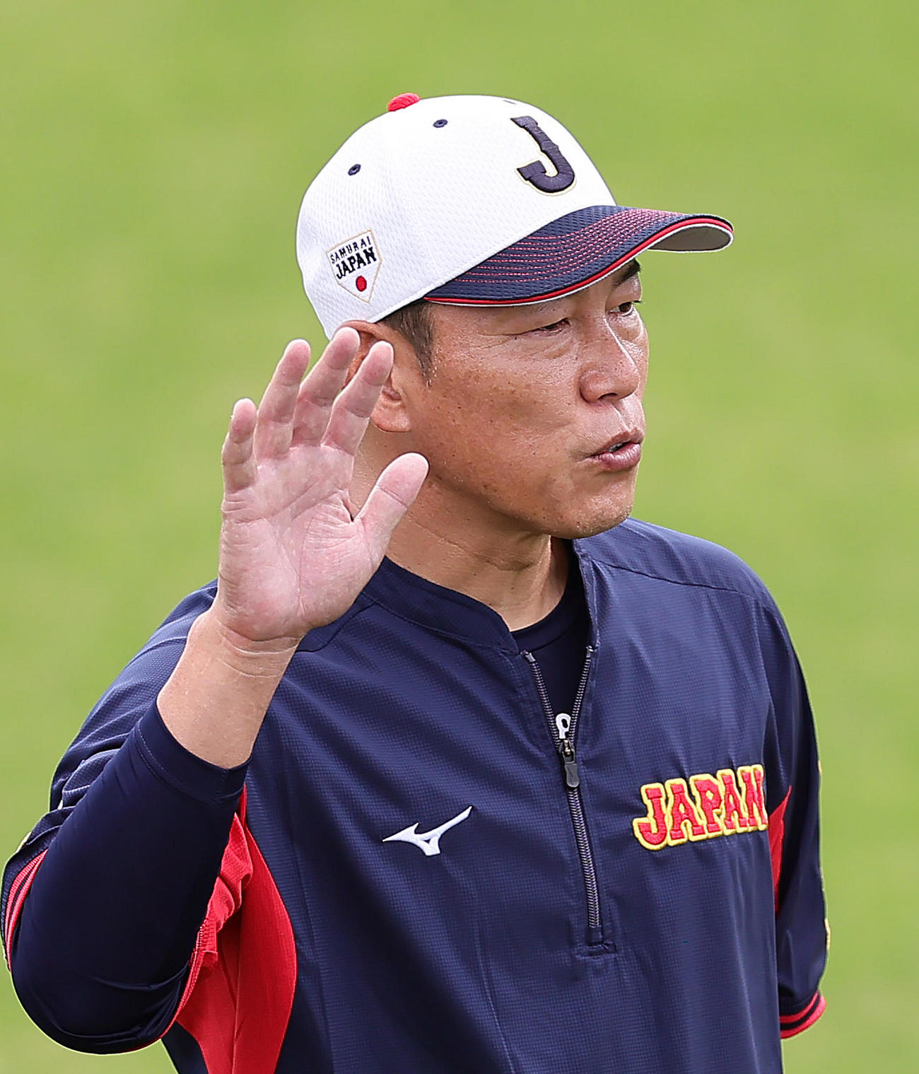キャンプを始動し、選手らを前に話す侍ジャパン井端監督（撮影・足立雅史）