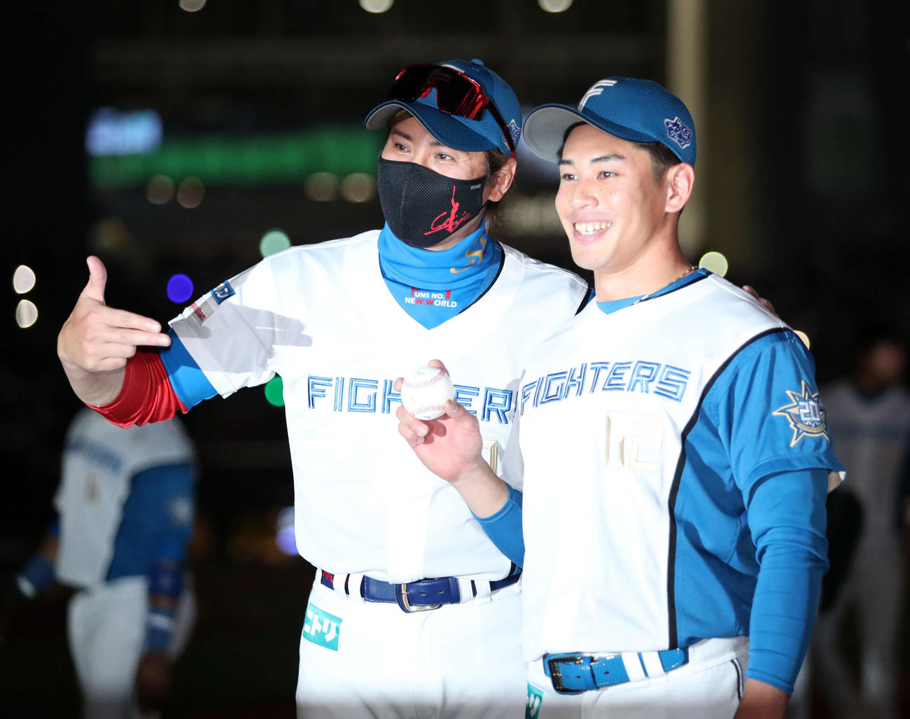 23年5月5日　日本ハム対楽天　プロ初勝利を挙げ日本ハム新庄監督（左）と記念撮影をする宮内（撮影・佐藤翔太）