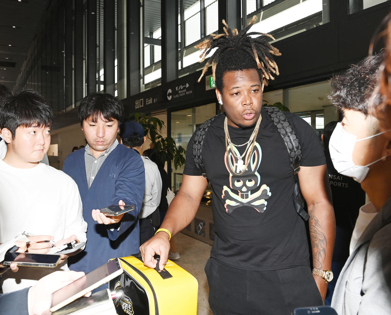 帰国のため大阪国際空港に到着し、取材を受ける阪神ヨミエセス（撮影・和賀正仁）