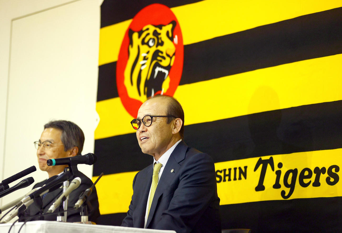 オーナー報告を終え会見する阪神岡田監督。左は百北代表取締役社長（撮影・上山淳一）