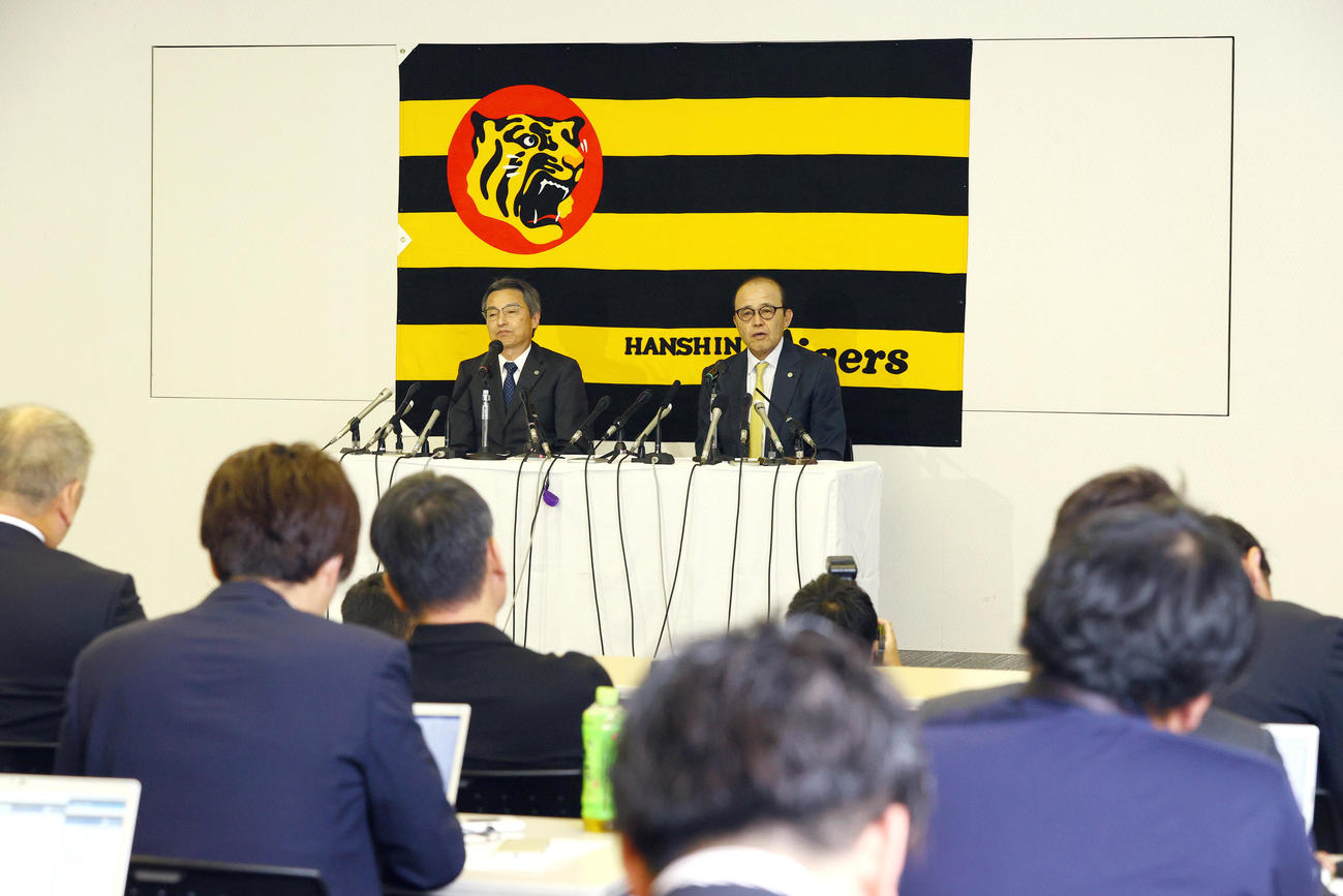 オーナー報告を終え会見する阪神岡田監督。左は百北代表取締役社長（撮影・上山淳一）