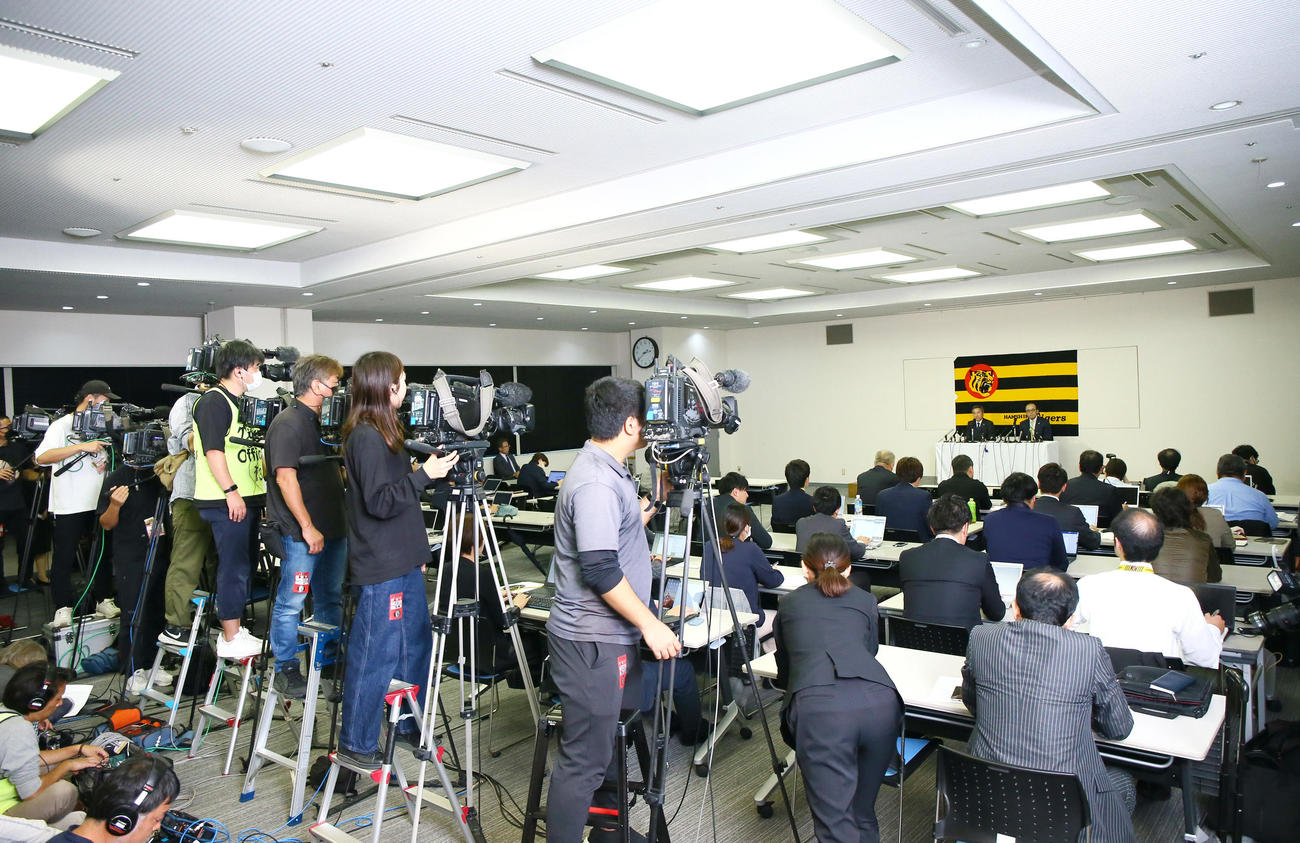 オーナー報告を終え会見する阪神岡田監督（撮影・上山淳一）