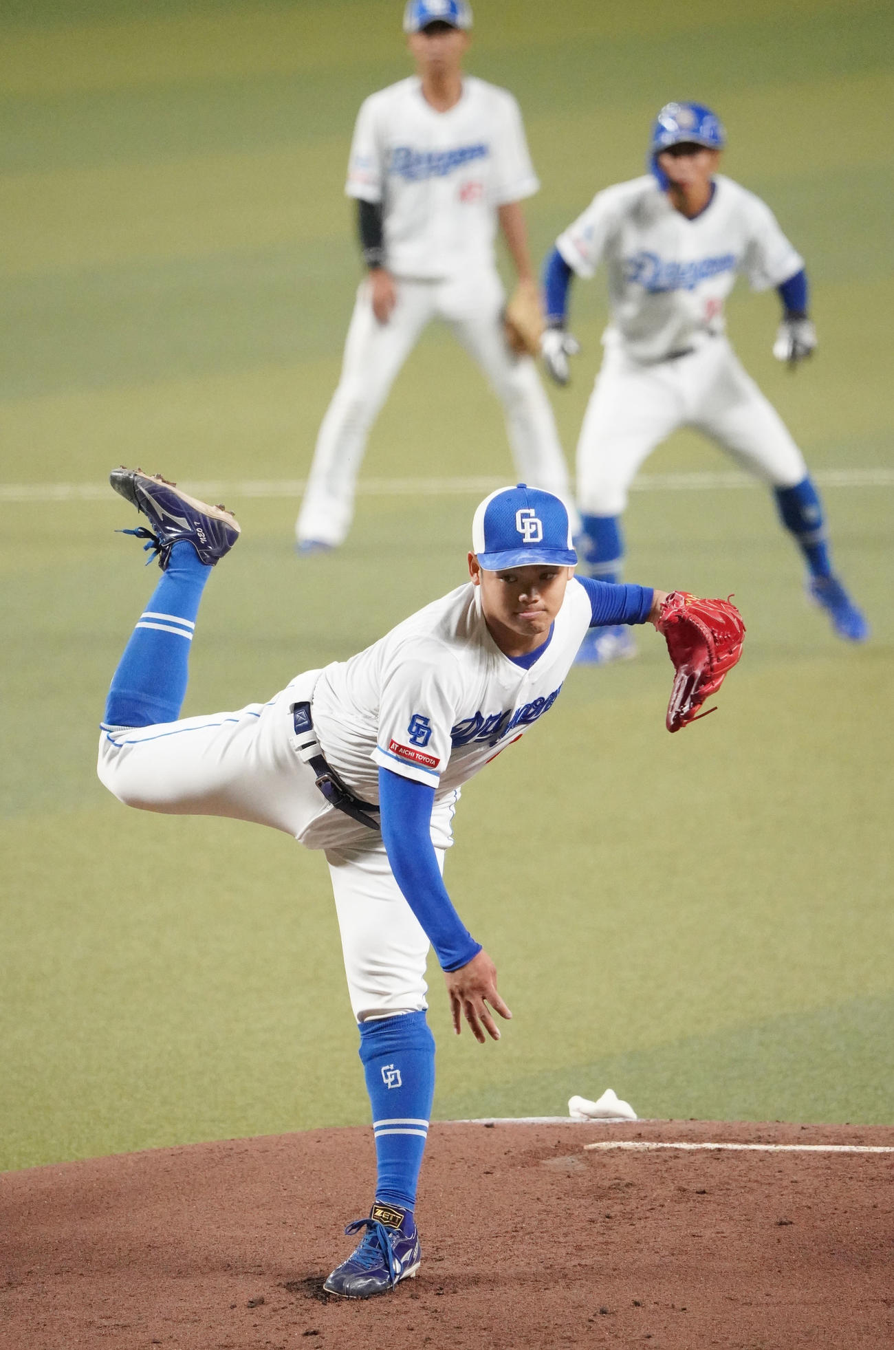 シート打撃練習に登板する根尾（手前）（撮影・森本幸一）