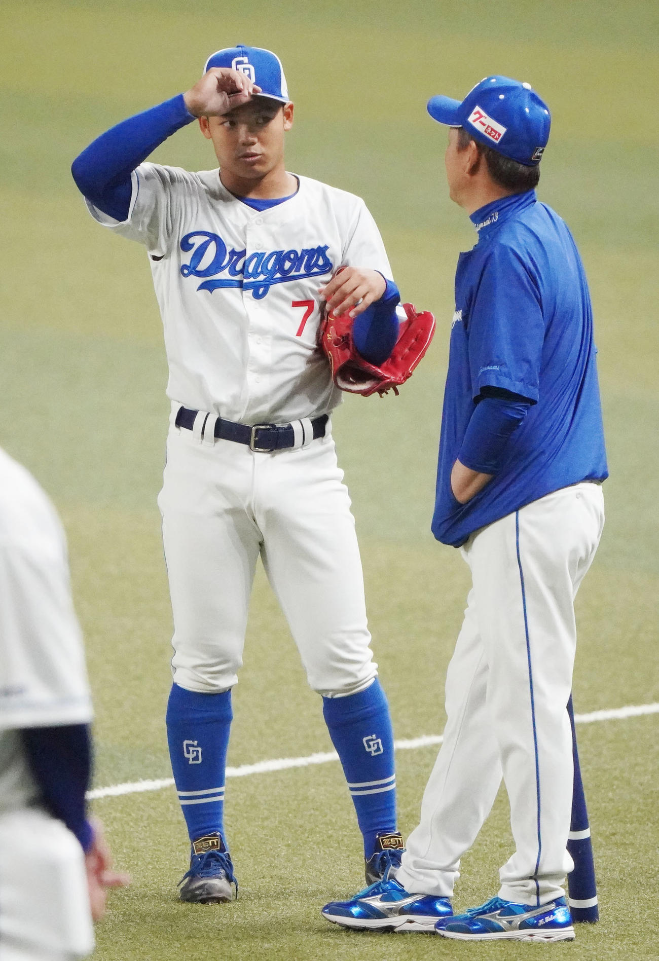 根尾と言葉を交わす立浪監督（右）（撮影・森本幸一）