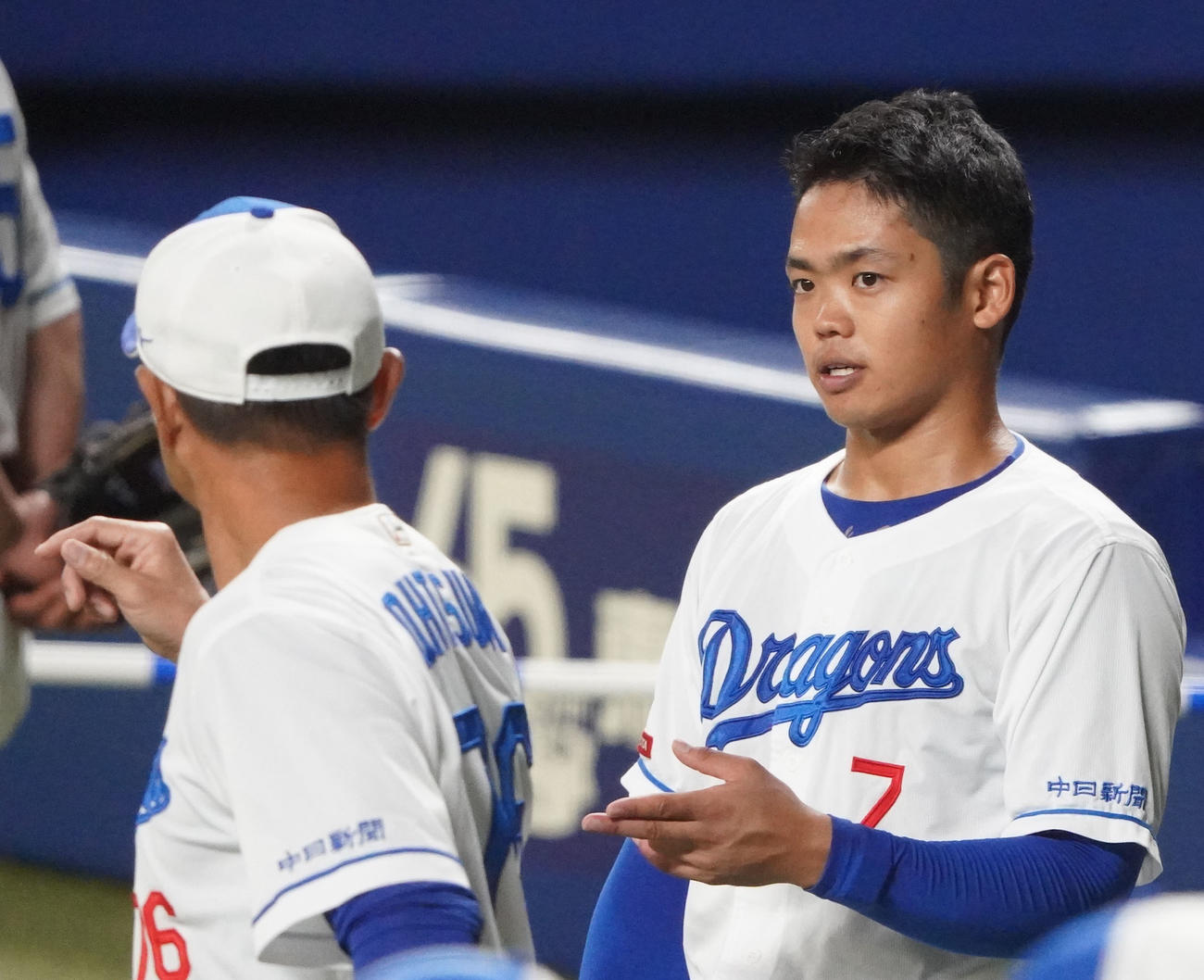 シート打撃練習に登板後、大塚投手コーチと言葉を交わす根尾（右）（撮影・森本幸一）