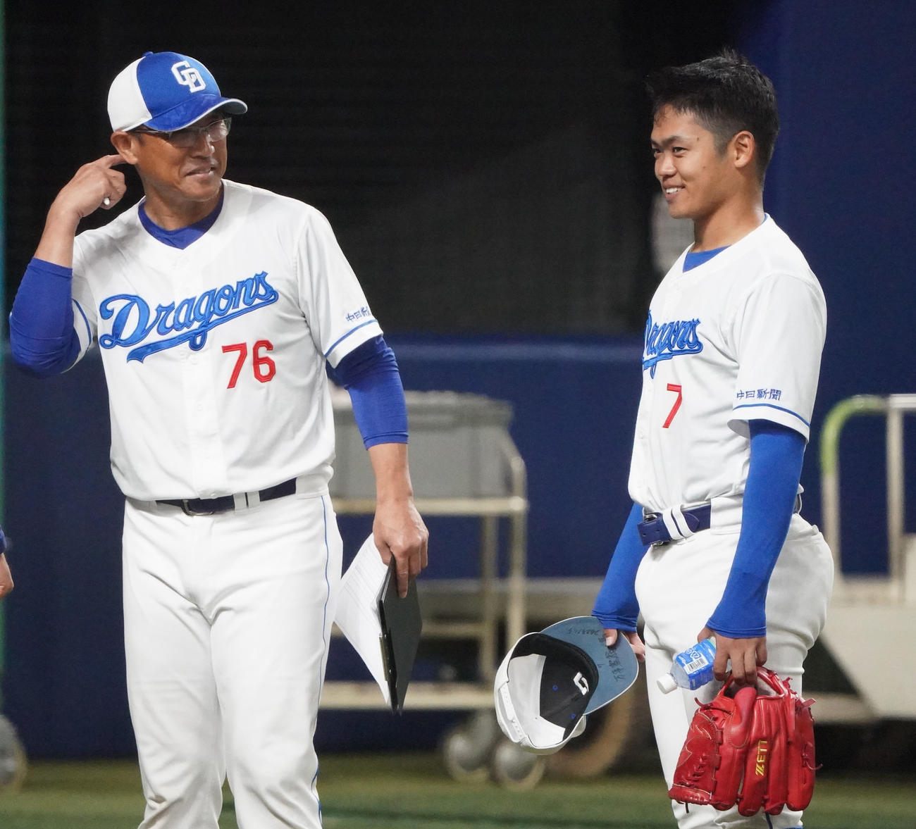 シート打撃練習に登板後、大塚投手コーチと言葉を交わす根尾（右）（撮影・森本幸一）