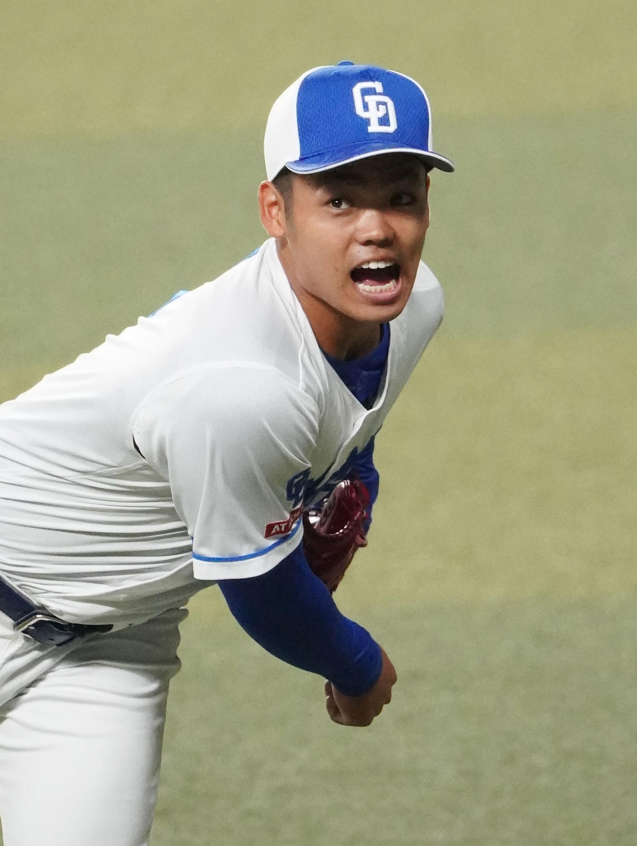 キャッチボールをする根尾（撮影・森本幸一）