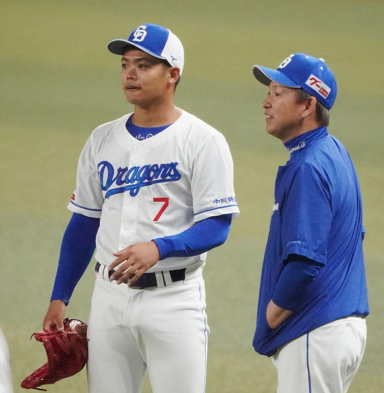 根尾と言葉を交わす立浪監督（右）（撮影・森本幸一）