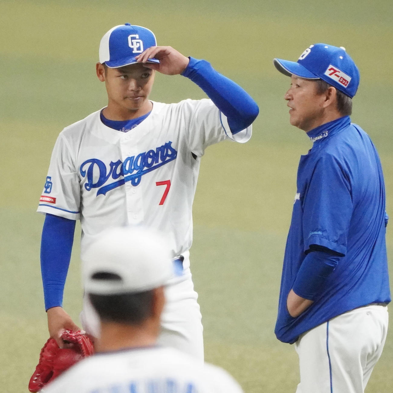 根尾と言葉を交わす立浪監督（右）（撮影・森本幸一）