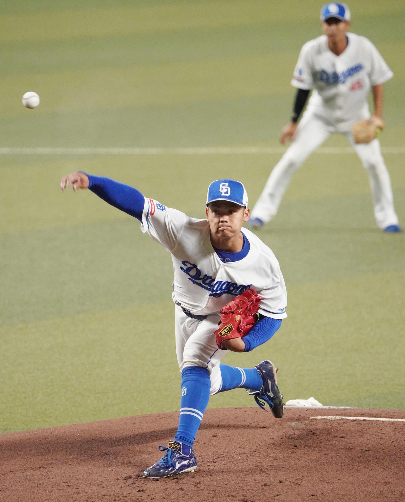 シート打撃練習に登板する根尾（左）（撮影・森本幸一）