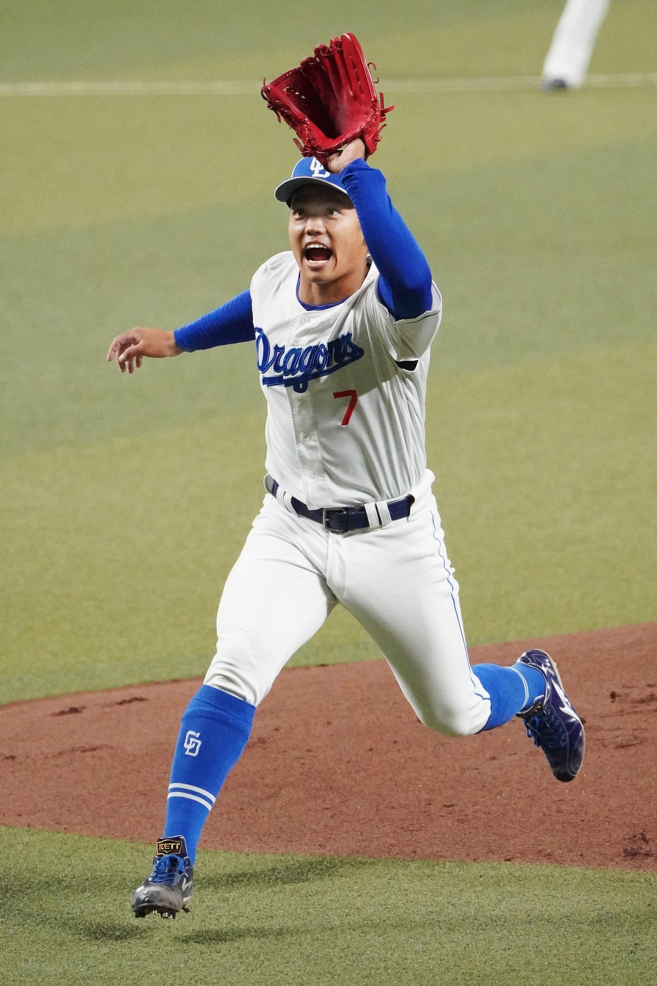 投内連係の練習で軽快な動きを見せる根尾（撮影・森本幸一）