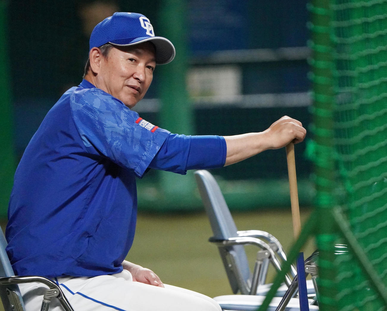 シート打撃練習を見つめる立浪監督（撮影・森本幸一）