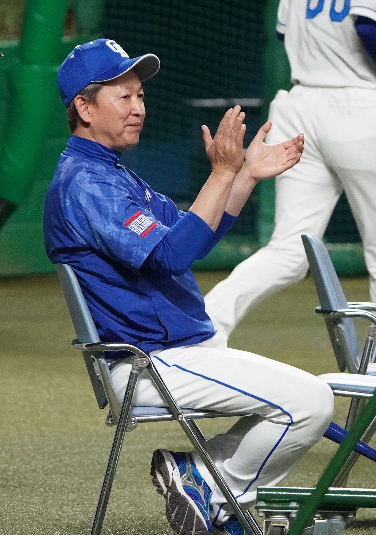 シート打撃練習で細川の進塁打に手を叩く立浪監督（撮影・森本幸一）