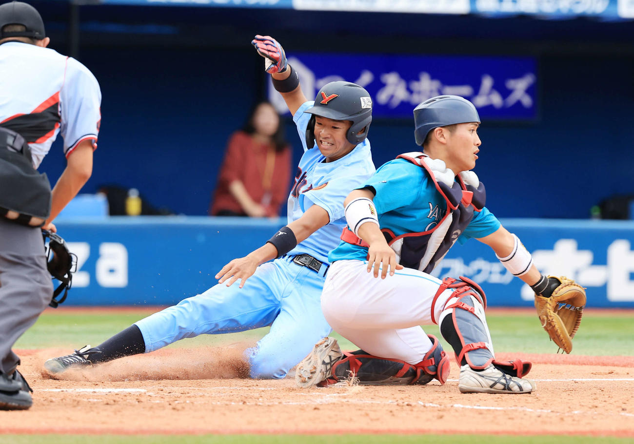 横浜商大対山梨学院大　5回表横浜商大2死一塁、竹島の適時二塁打で生還する加藤優（左）（撮影・浅見桂子）