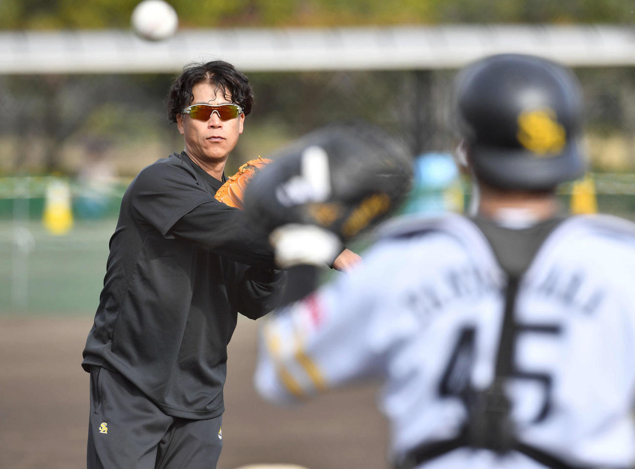 谷川原（右）とキャッチボールを行う城島アドバイザー（撮影・岩下翔太）