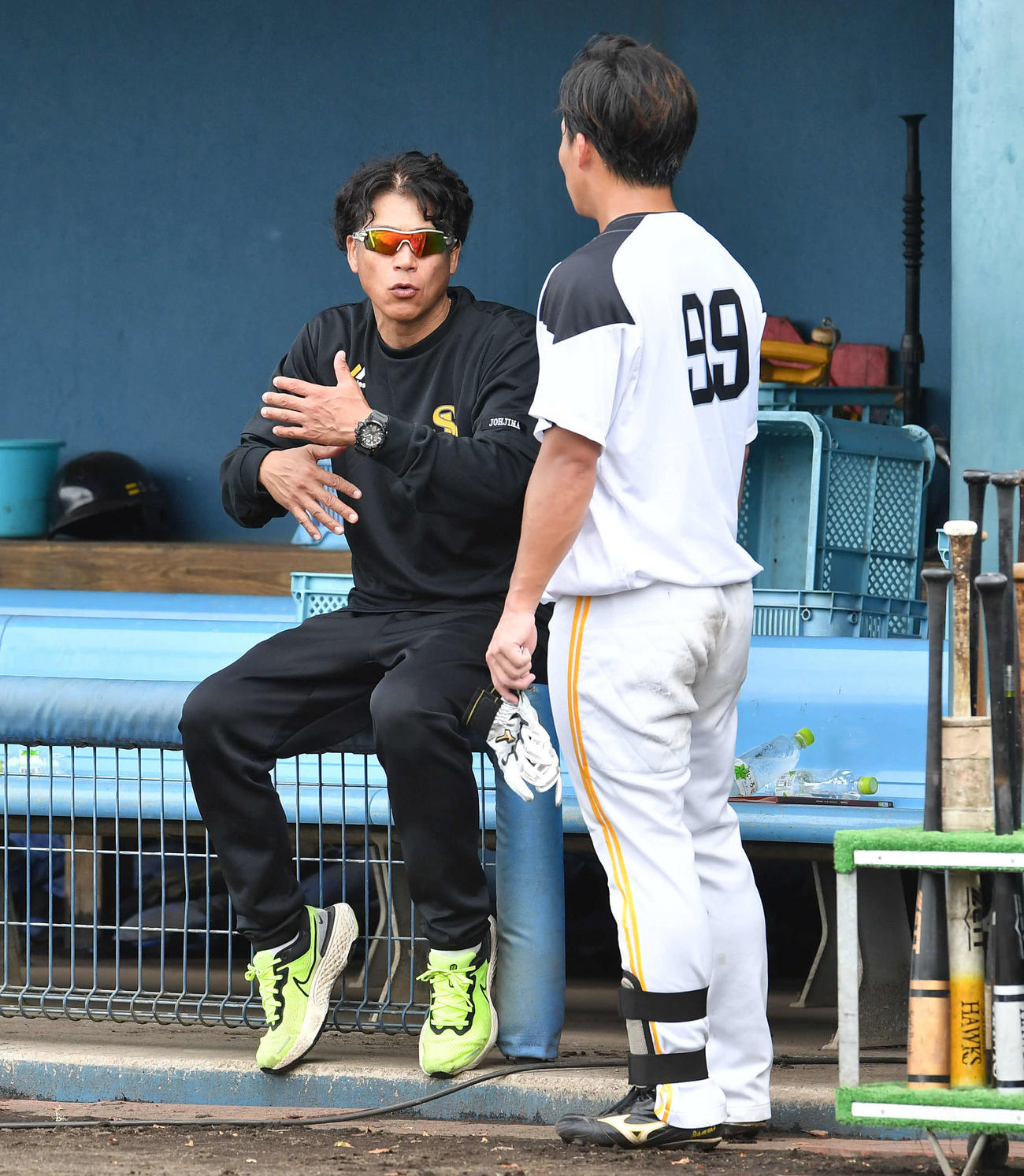 野村勇（右）に打撃のアドバイスをする城島アドバイザー（撮影・岩下翔太）