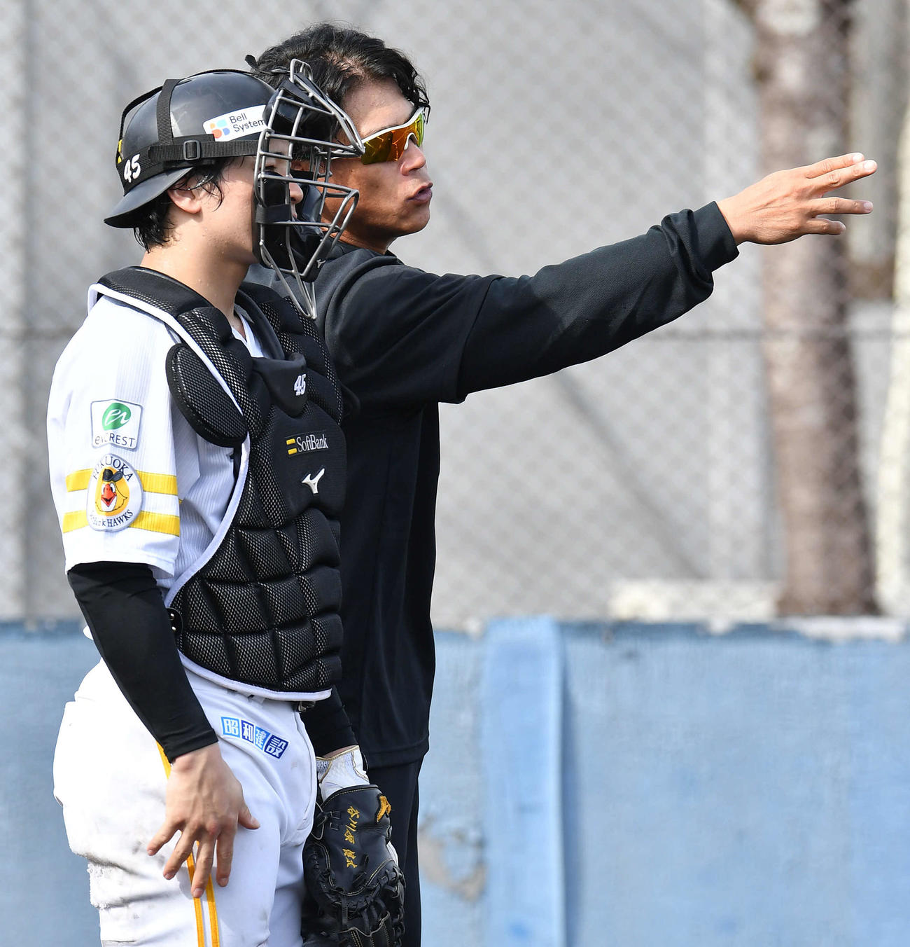 谷川原（左）に指導をする城島アドバイザー（撮影・岩下翔太）