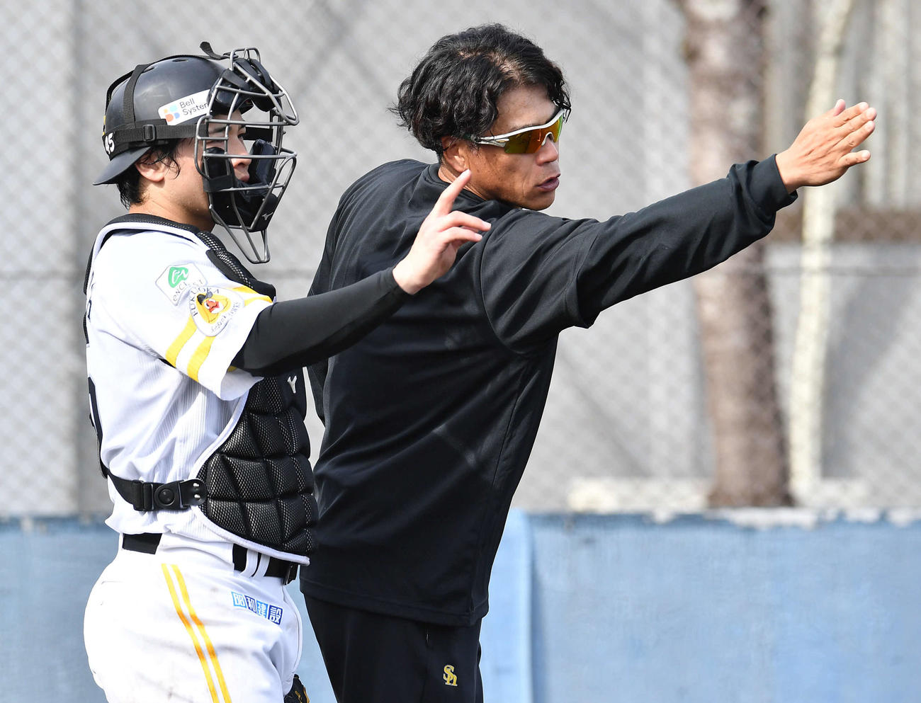 谷川原（左）に指導をする城島アドバイザー（撮影・岩下翔太）