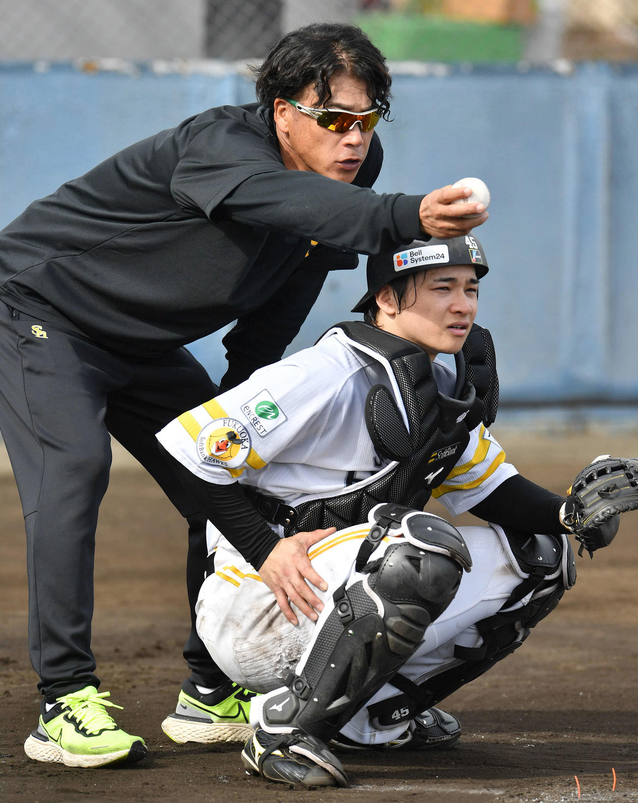 谷川原（右）を指導をする城島アドバイザー（撮影・岩下翔太）