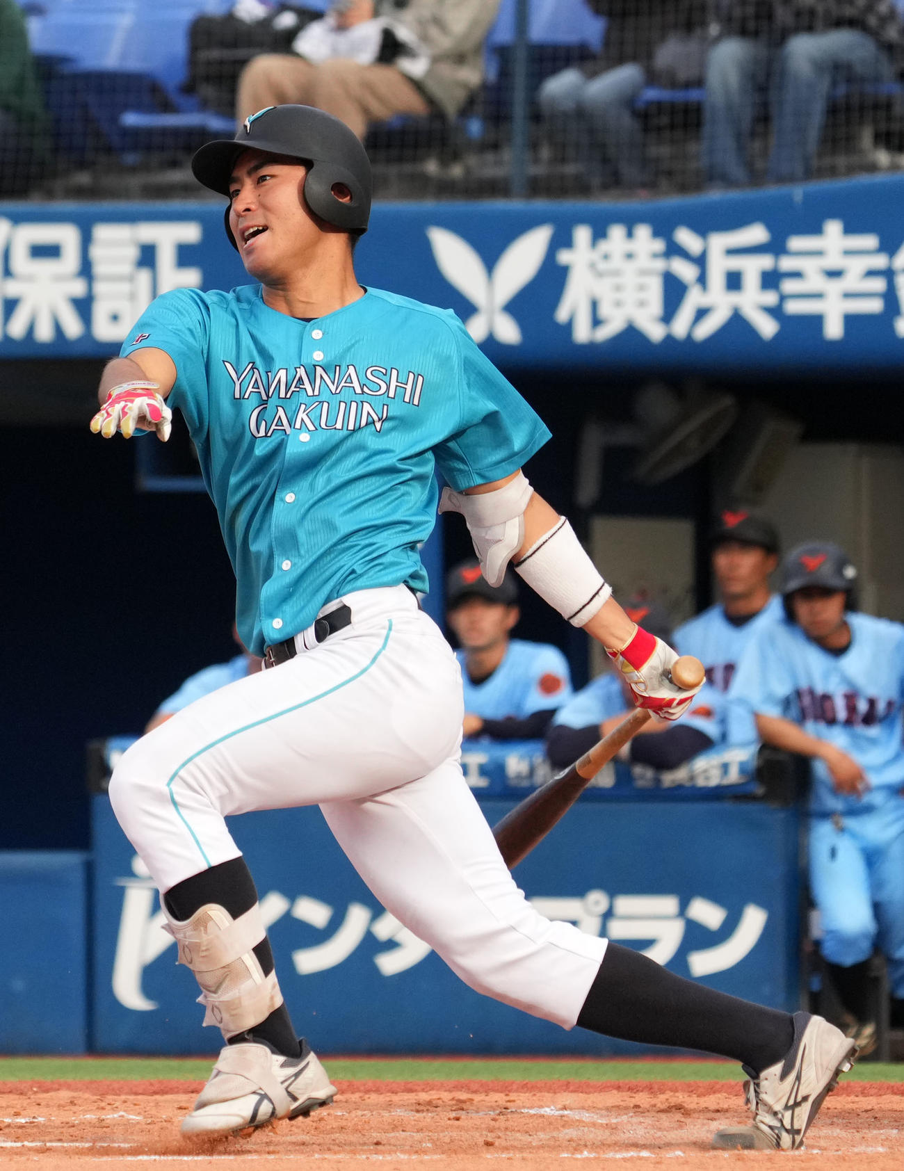 横浜商大対山梨学院大　7回裏山梨学院大1死二塁、三塁への内野安打を放つ宮崎（撮影・横山健太）