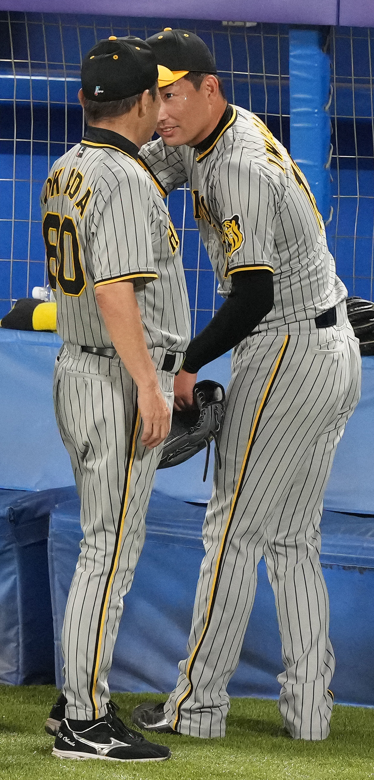 岩崎優（右）に声をかける阪神岡田監督（2023年9月1日撮影）