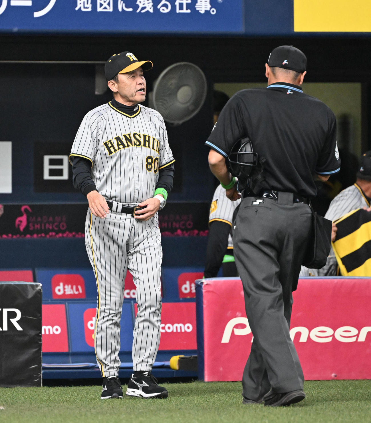 村上の降板を告げる阪神岡田監督（2023年10月28日撮影）