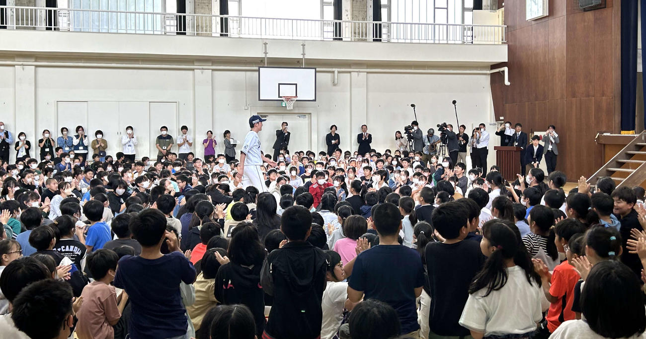 西武源田の登場に大歓声を送る所沢小学校児童（撮影・黒須亮）