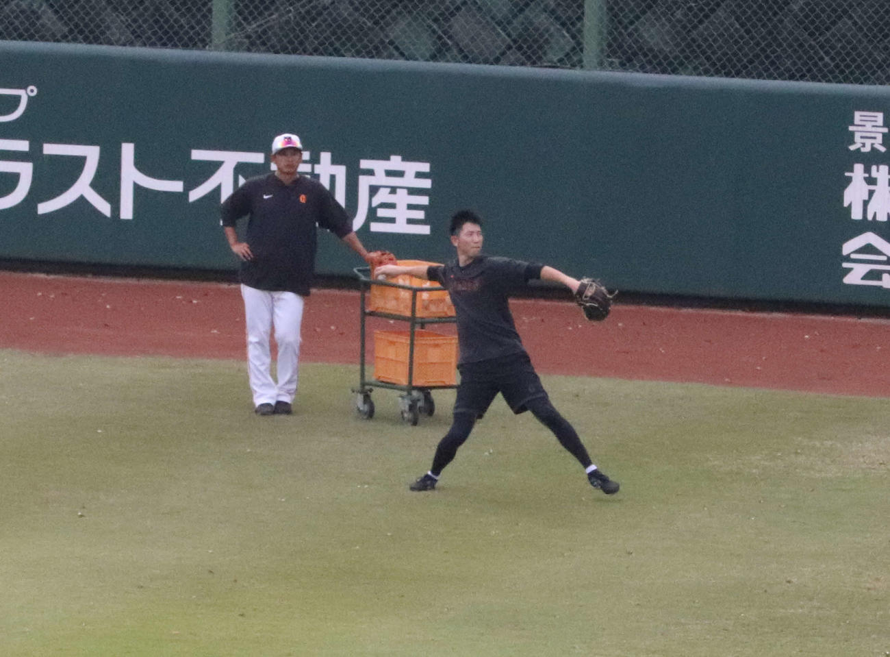 ジャイアンツ球場で自主トレを行う巨人戸郷（右）（撮影・小早川宗一郎）