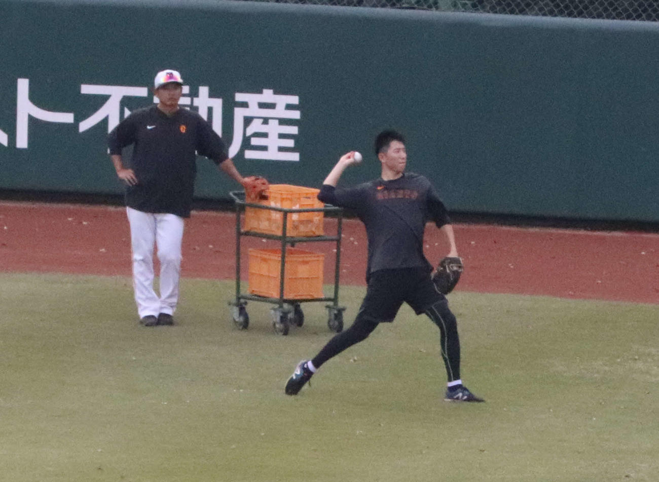 ジャイアンツ球場で自主トレを行う巨人戸郷（右）（撮影・小早川宗一郎）