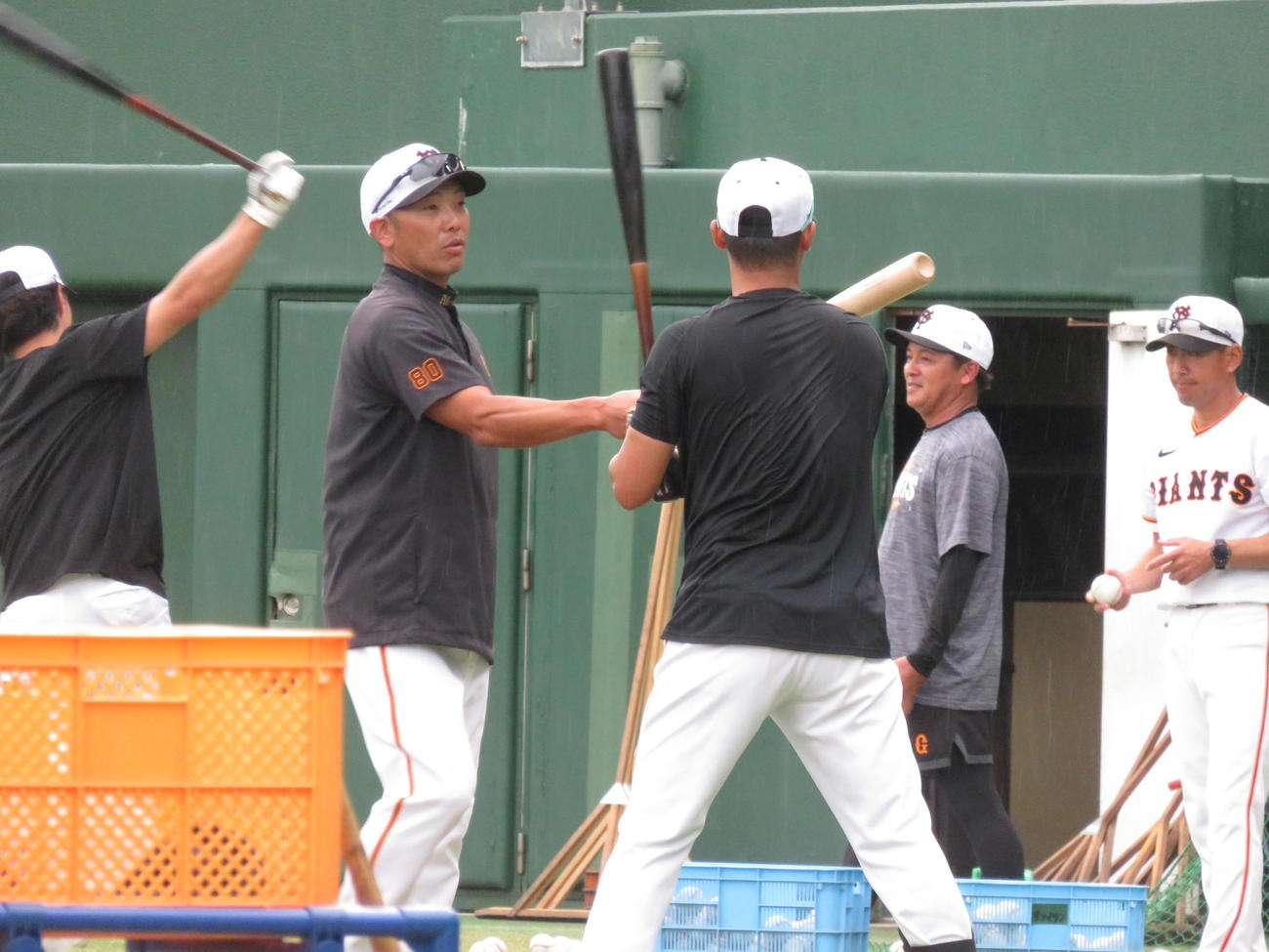 吉川（手前）に打撃指導をする阿部監督