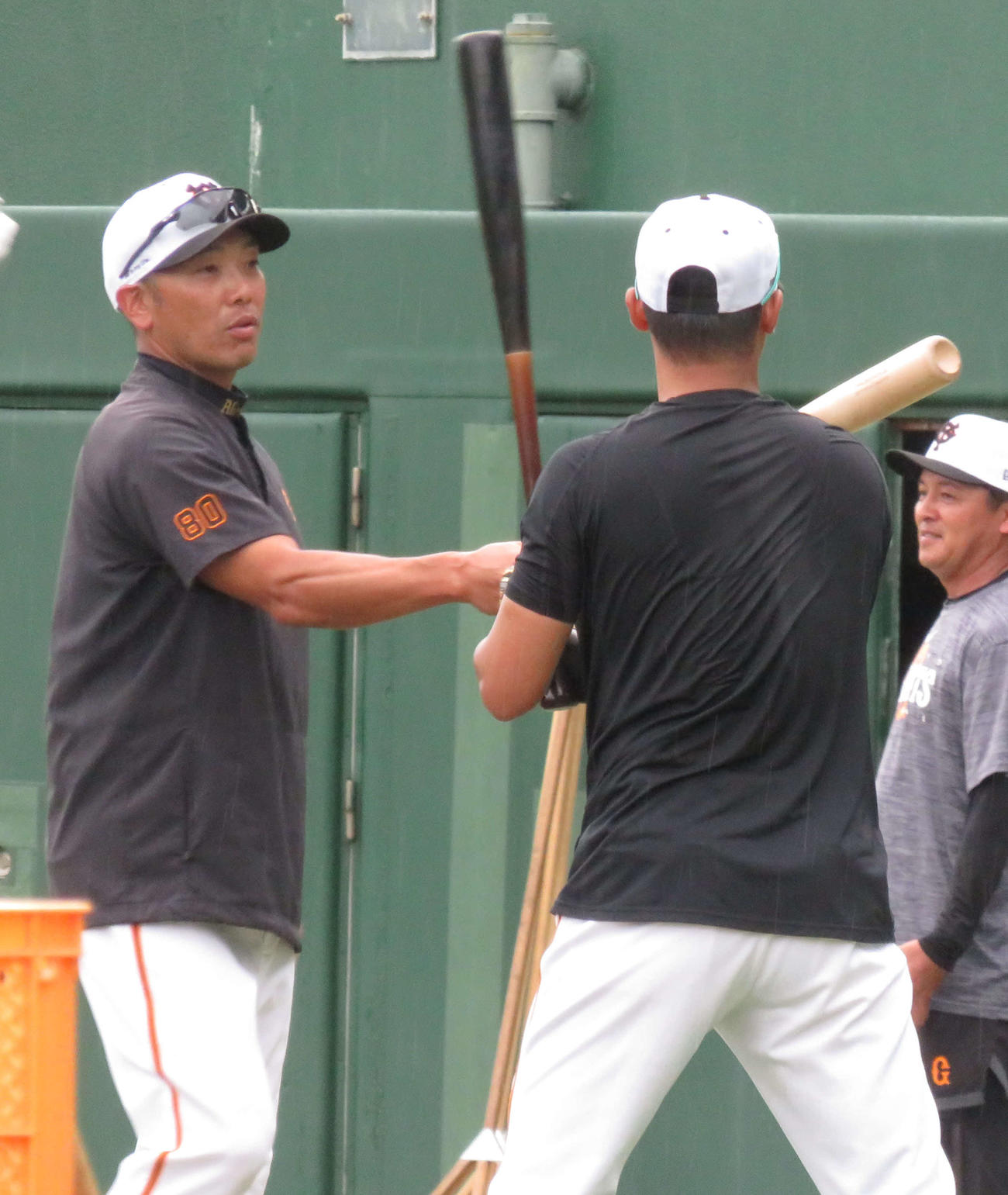 吉川（手前）に打撃指導をする阿部監督